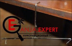 Оденьте крюки из проволоки на концы плеч